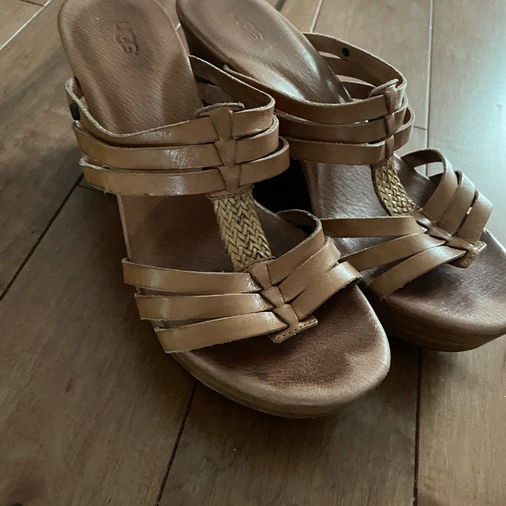 UGG Mattie wedges in tan size 8